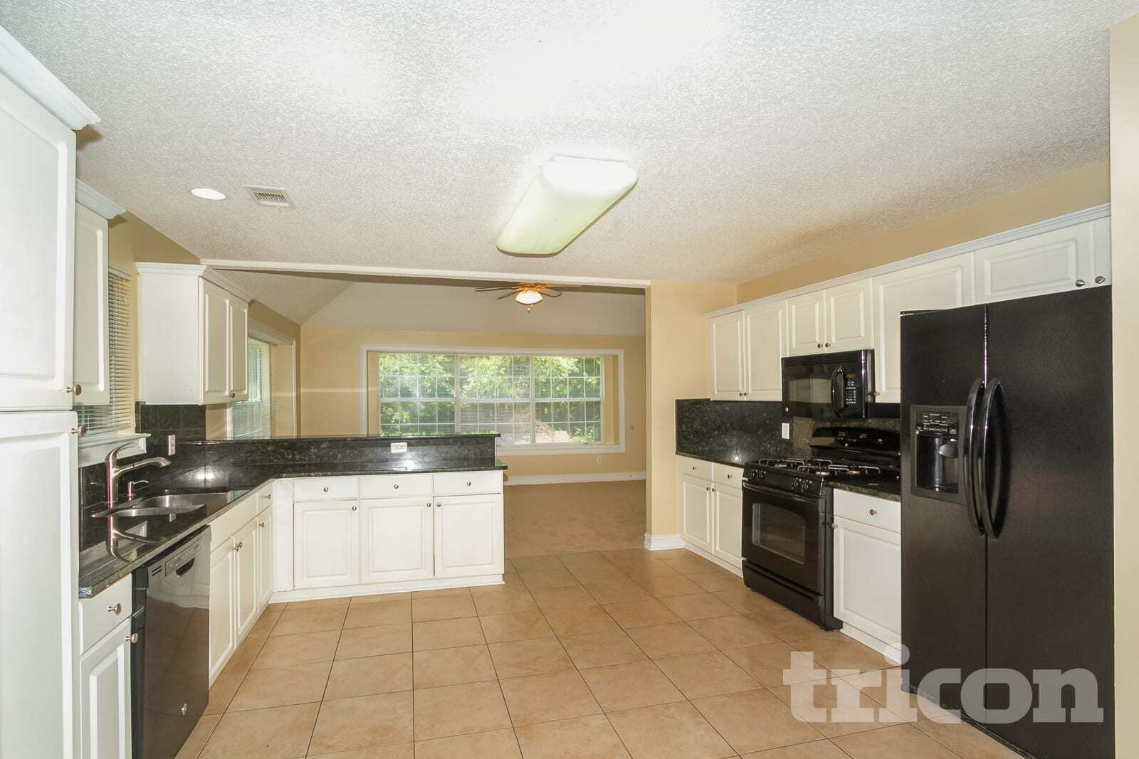 Building Photo - 305 Emerald Trce