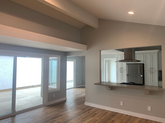 Building Photo - Updated and spacious single-story house on...