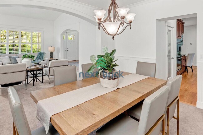 Building Photo - Spacious Home in Desirable Bellevue Neighb...