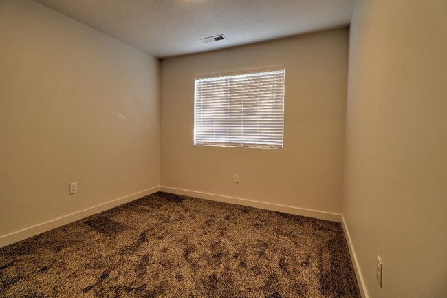 Building Photo - 3 Bedroom 2.5 Bathroom Townhome in Santaquin