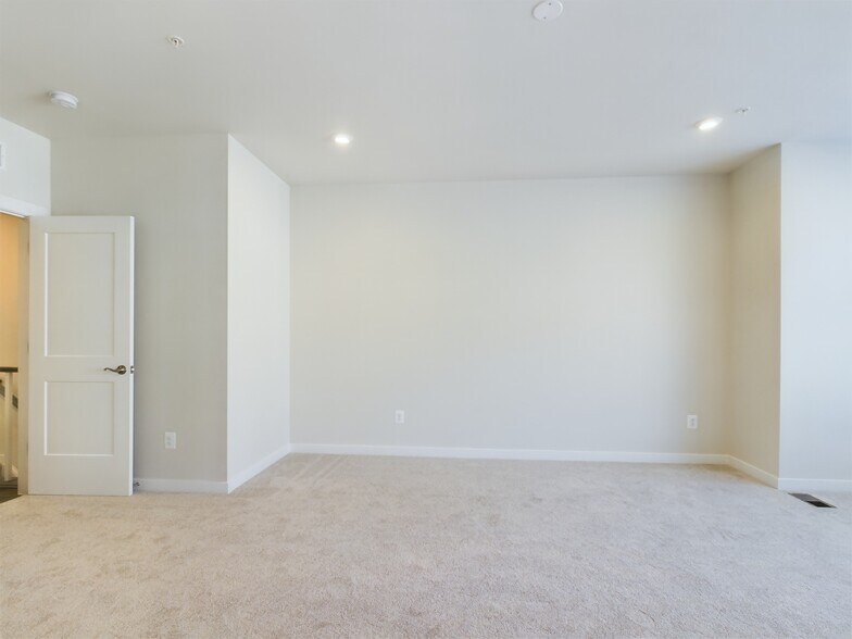 Building Photo - 43801 Middleway Ter
