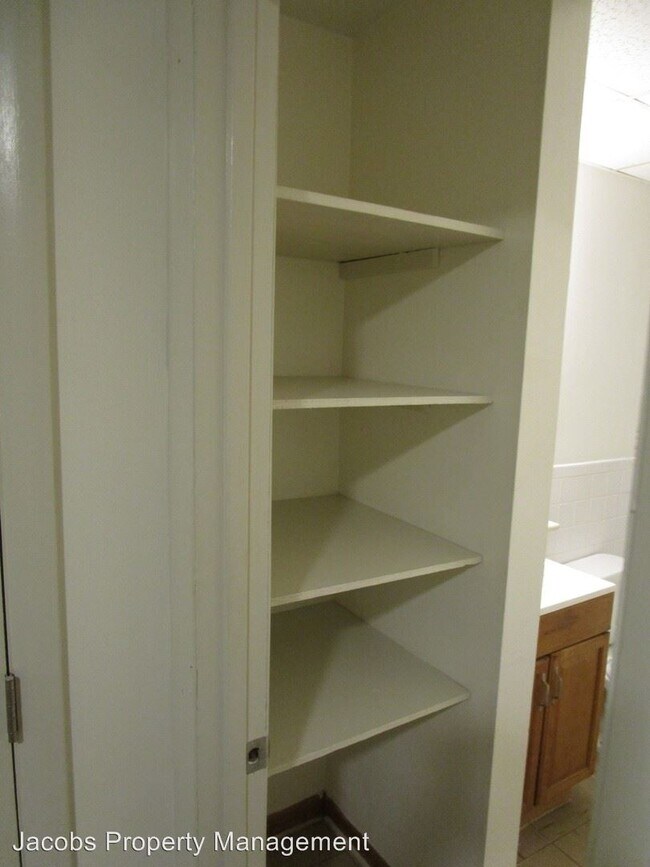 Building Photo - 6180 Circle Dr