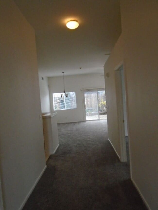 Building Photo - NICE SINGLE STORY 3 BEDROOM & 2 BATH IN DA...