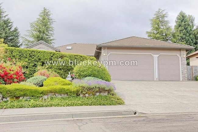 Building Photo - 4 Bed, 2 Bath Home on a Cul-de-sac in Lake...