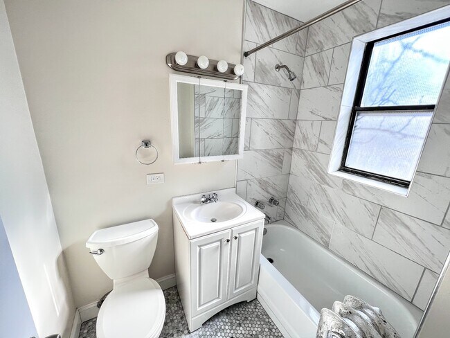 Building Photo - 3933 N Clarendon Ave