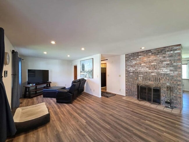 Building Photo - Large 3 Bedroom, 2.5 Bath on Beautiful, HU...