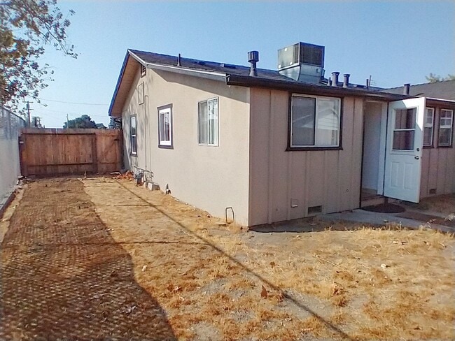 Building Photo - 2 Bedroom Orland Home
