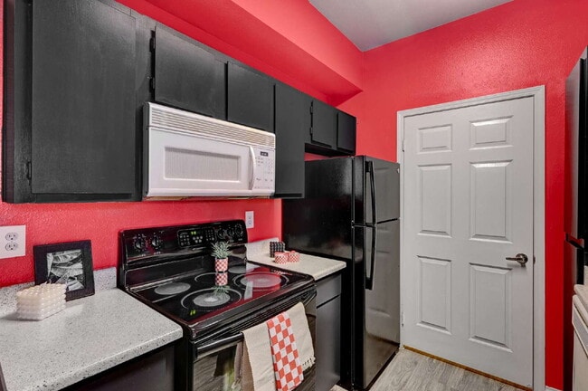 Building Photo - Ground Floor 2BD/2BA Condo in Gated Hender...