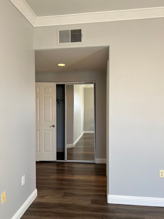 Building Photo - MOVE IN SPECIAL! 1/2 month rent free! West...