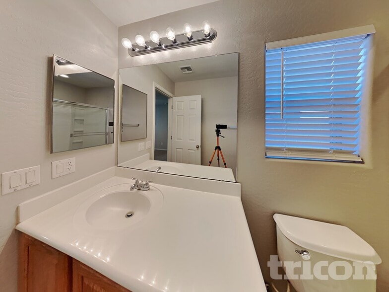 Building Photo - 43371 W Elizabeth Ave