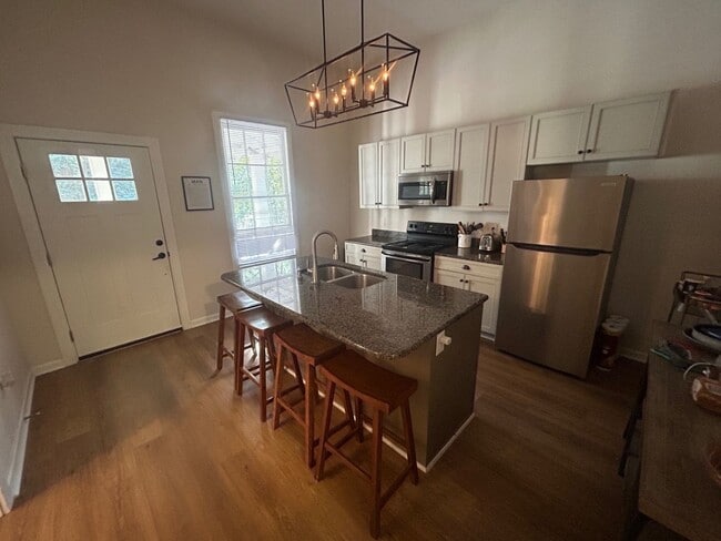 Building Photo - 827 Silver St