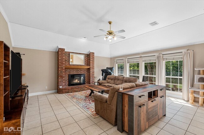 Building Photo - 4 Bedroom 2.5 Bathroom in Stockwell