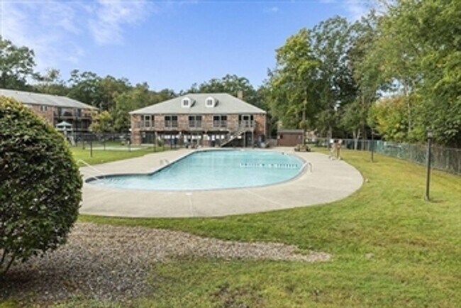 Building Photo - 2 bedroom in sought after Heritage Green Condo Association