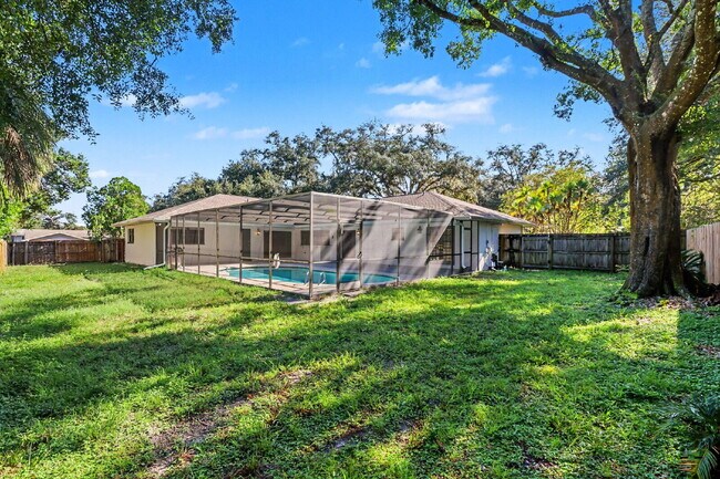 Building Photo - Recently Renovated 4-Bedroom + Den Pool Home in Temple Terrace