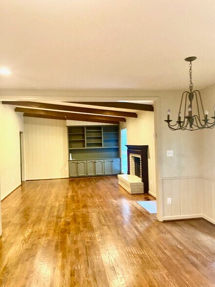 Building Photo - 3414 N River Rd