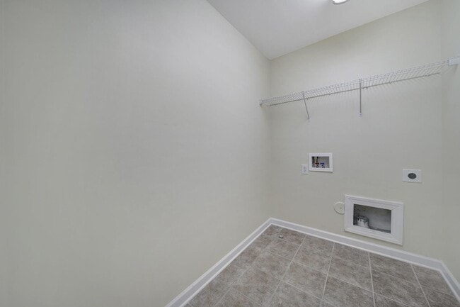Building Photo - Lovely 3 Bed 2.5 Bath Townhome in Blakeny