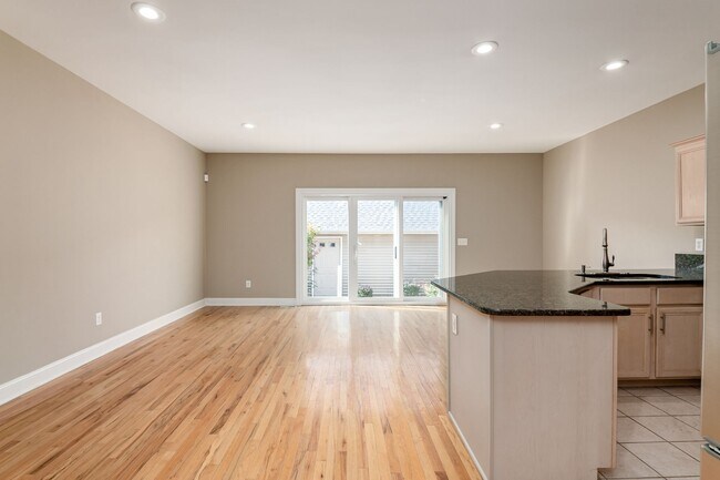 Kitchen /dining room - 1087 Michigan Ave