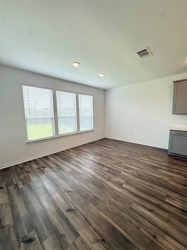 Building Photo - 15826 Dove Holw Dr
