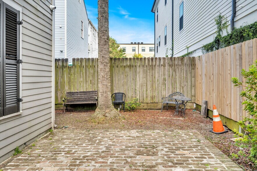 Building Photo - 1836 Baronne St