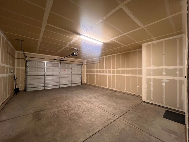 Building Photo - Spacious 3 bedroom home in Fernley