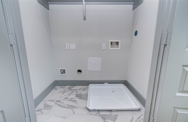 Building Photo - 837 S Victory Dr