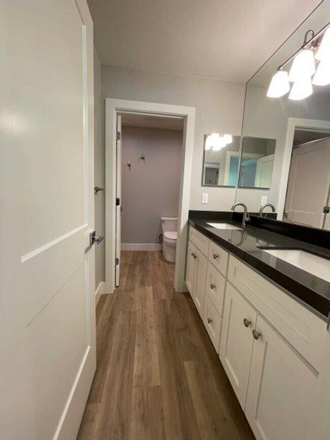 Building Photo - Tahoe Park 2 Bedroom Near UC Davis Med Center