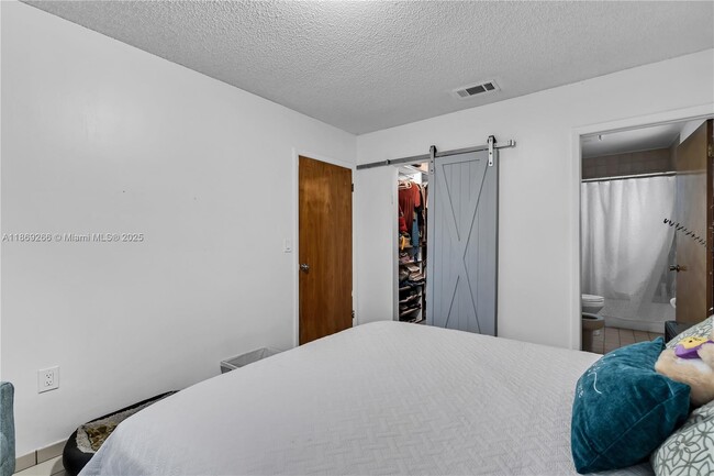 Building Photo - 980 W 43rd Pl