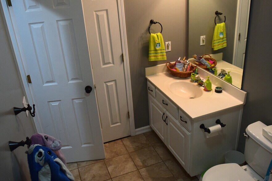 Full bath - 22350 S jefferson street