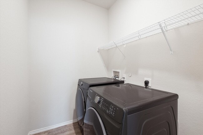 Building Photo - Well-Maintained Home with Modern Conveniences