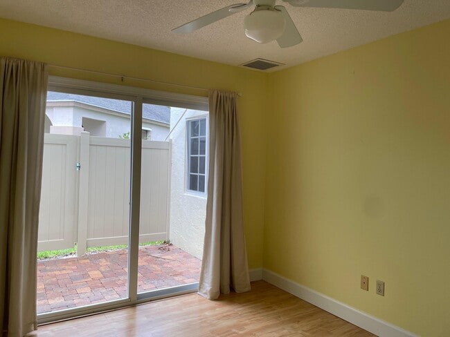 Building Photo - 12861 Meadowbend Dr