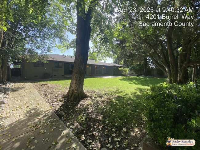 Building Photo - Sprawling Ranch with Open Floorplan & Exce...