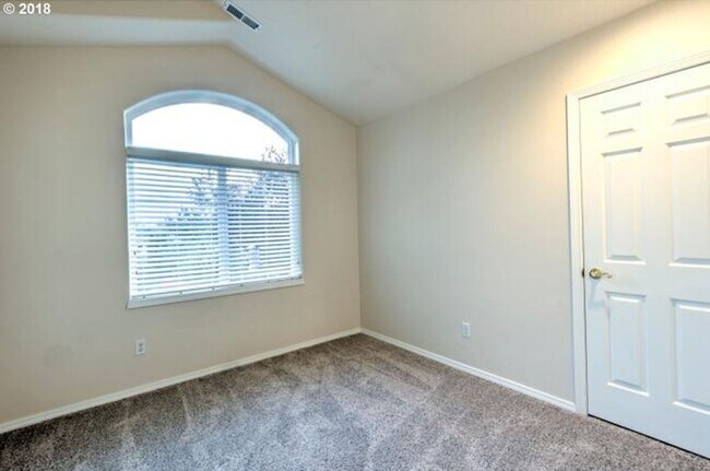 Building Photo - Felida Gem... 4 bedroom, 2.5 bath availabl...