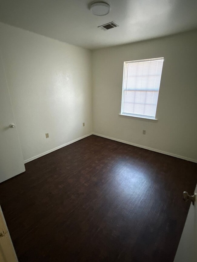 Building Photo - 1002 E 22nd St