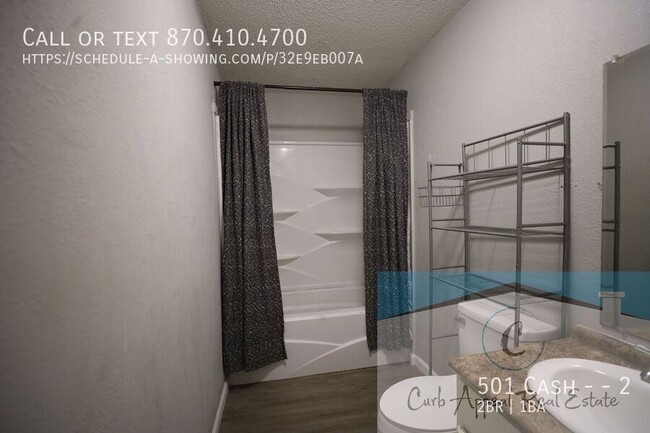 Building Photo - First month move in special $450!!  2-bed,...