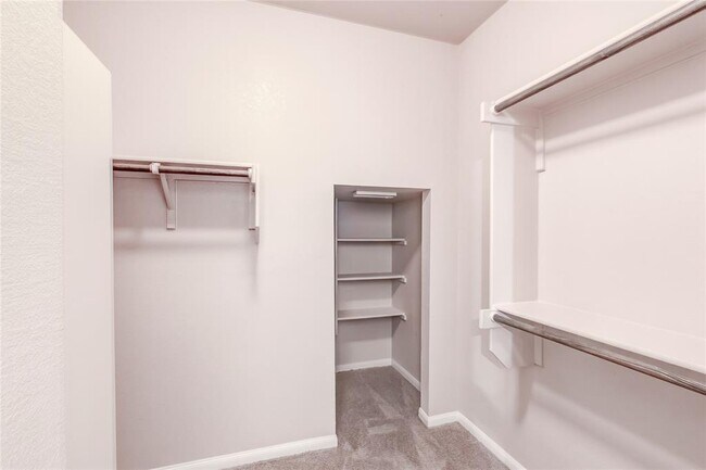 Building Photo - 2880 Donnell Dr