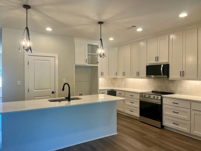 Building Photo - 4812 Old Oak Dr