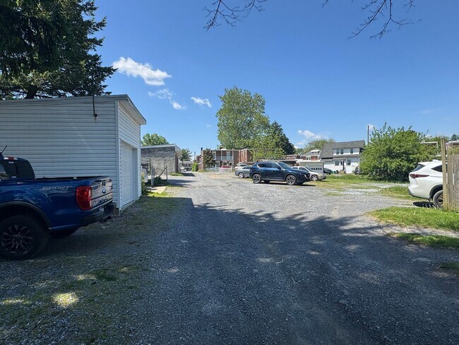 Building Photo - Beautiful 2 Bedroom Semi-Detached Home in Lancaster!