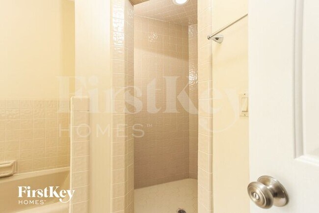 Building Photo - 4911 Stonecrest Dr