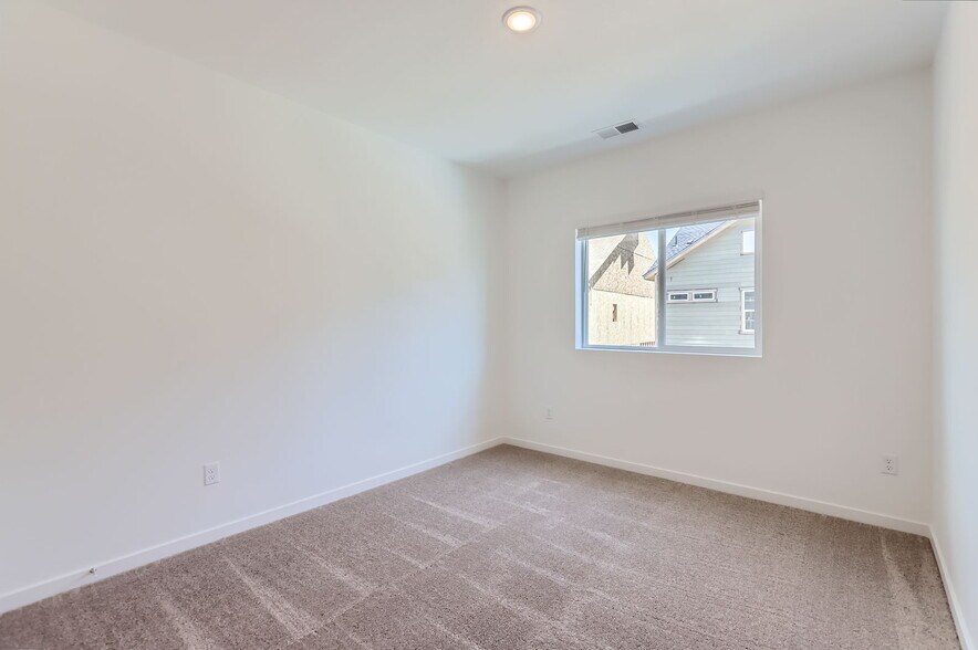 Building Photo - 6348 Deerfoot Dr