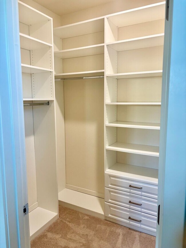 Building Photo - Must see beautiful and large Townhome in Dublin- Close to Everything!