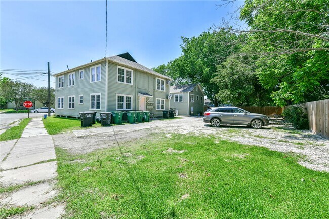 Building Photo - 4615 Schroeder St