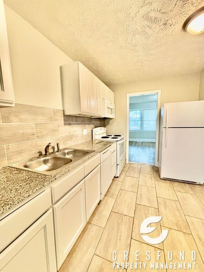 Building Photo - Adorable 2 Bedroom 1 Bathroom Ready for Mo...