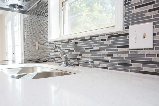 Building Photo - 29 Meadowbrook Dr