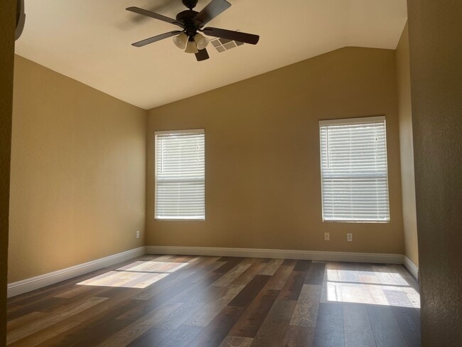 Building Photo - Great 1 story home, 3brs, 2bth, 2cg