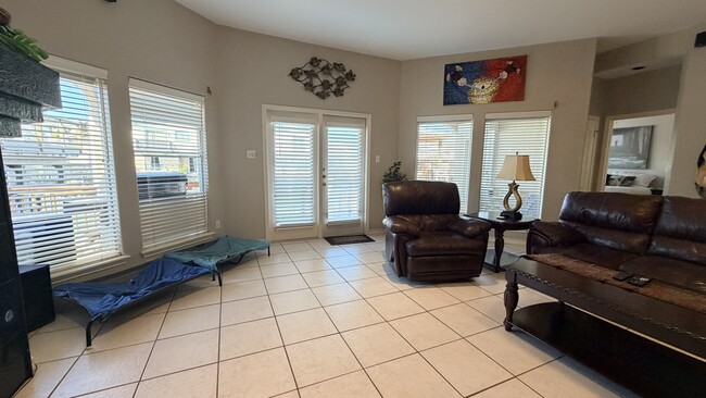 Building Photo - 13806 Primavera Dr