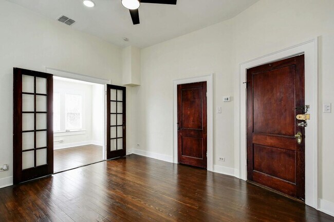 Building Photo - 423 W Woodlawn Ave