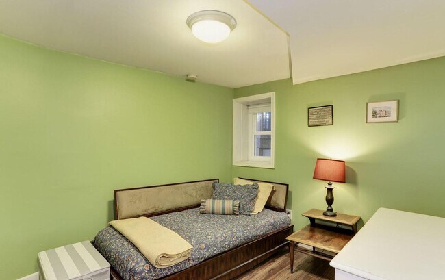 Building Photo - Spacious & Charming Victorian Row House in Burleith-Moments from Georgetown!