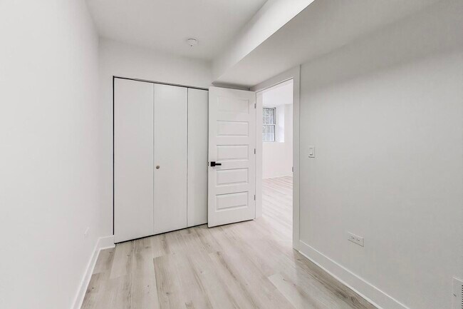 Building Photo - 1437 W Oakdale Ave