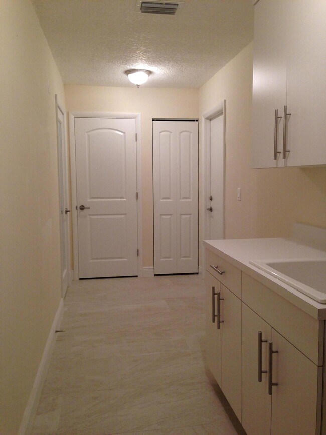 Building Photo - 6593 Serena Ln