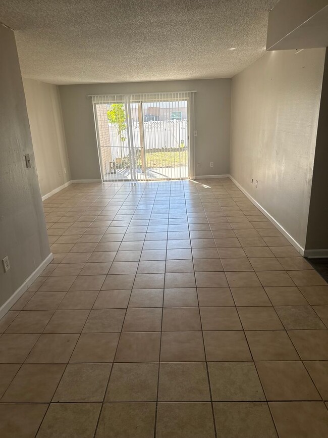 Building Photo - Spacious 4 Bed Condo